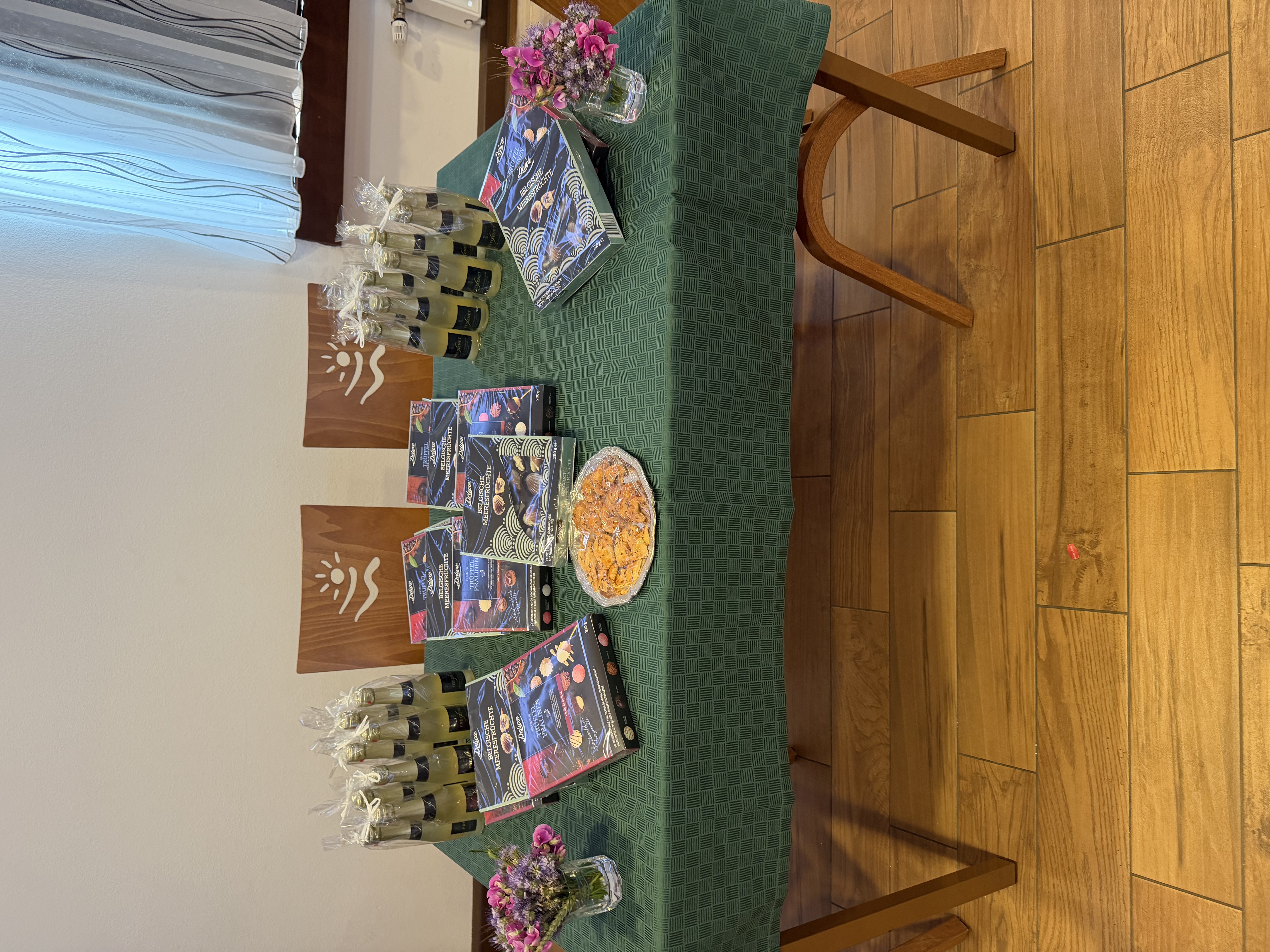 Tisch mit Picolos und Schokolade